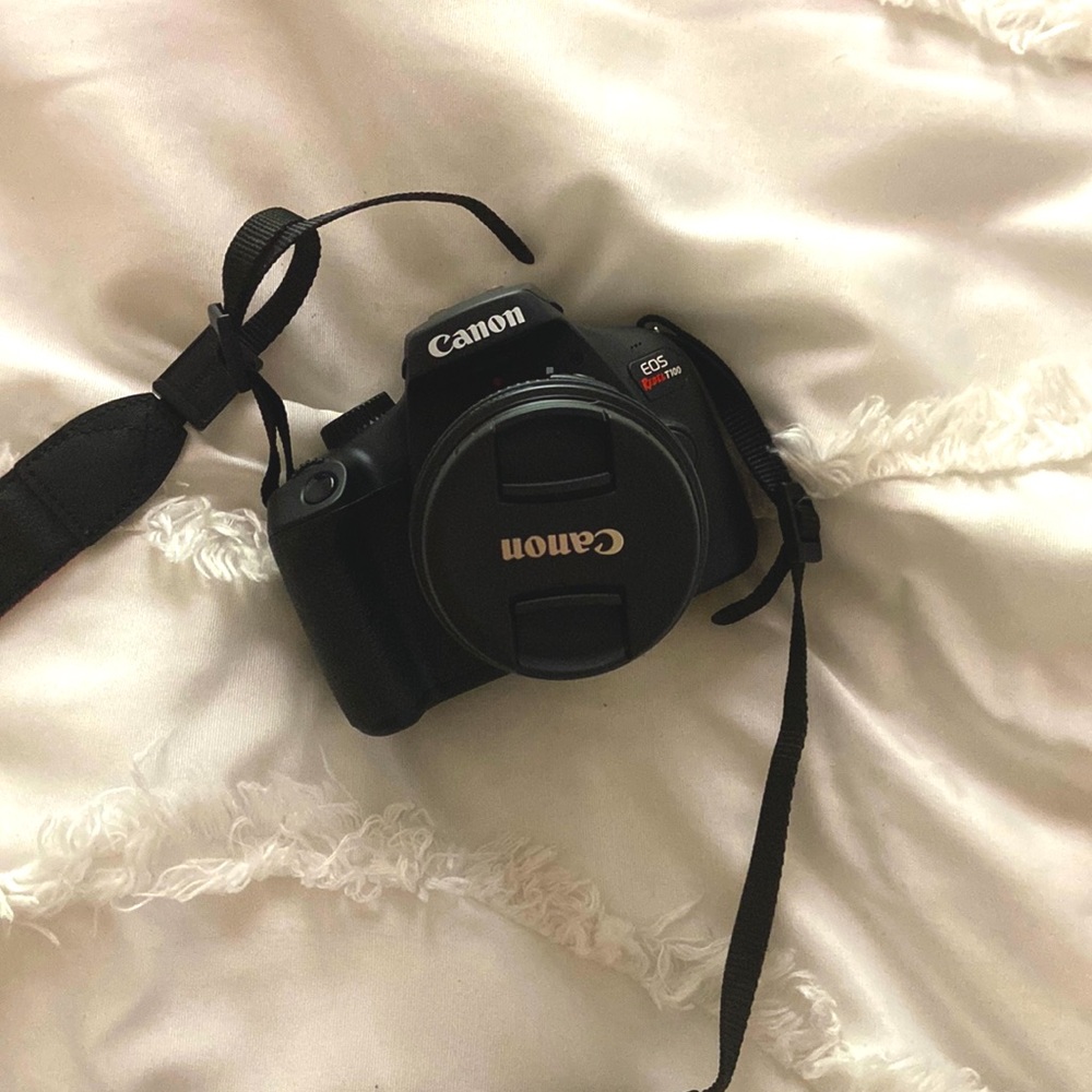Canon eos T100, includes camera battery, 32 gb Sandisk, battery charger.